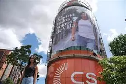 Begoña Villacís, frente a la lona gigante colocada en la sede de CS de la calle Alcalá – CIUDADANOS