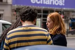 La secretaria de Organización de Podemos y secretaria de Estado para la Agenda 2030, Lilith Verstrynge, atiende a medios por la lona colgada en el distrito de Salamanca, a 19 de mayo de 2023, en Madrid (España). Podemos ha colocado hoy una lona en la call – Gabriel Luengas – Europa Press