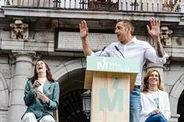 El candidato de Más Madrid a la Alcaldía de Móstoles, Emilio Delgado, interviene durante un mitin, en la Plaza Mayo – Carlos Luján – Europa Press