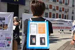 Varias personas se manifiestan bajo el lema ¡No más víctimas en las residencias de la Comunidad de Madrid!, en la Puerta del Sol, a 6 de mayo de 2023, en Madrid, (España). – Jesús Hellín – Europa Press
