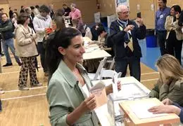 Rocío Monasterio instantes de ejercer su derecho al voto en el Colegio San Agustín de Madrid. – EUROPA PRESS