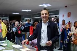 El candidato del PSOE a la Presidencia de la Comunidad de Madrid, Juan Lobato, votando en Soto del Real. – PSOE-M