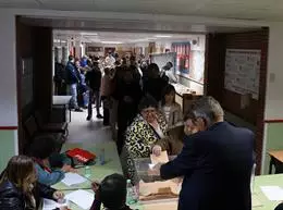 Una mujer vota en el Colegio Público Chozas de la Sierra, a 28 de mayo de 2023, en Soto del Real, Madrid (España) – Marta Fernández Jara – Europa Press