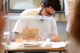 Una urna con papeletas electorales, a 28 de mayo de 2023. – Tomàs Moyà – Europa Press