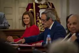 La alcaldesa entrante de Alcalá de Henares, Judith Piquet (PP), y el edil Francisco Peña durante la sesión de constitución del ayuntamiento – Juan Barbosa – Europa Press