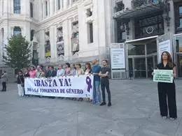Minuto de silencio en Cibeles en protesta por el último asesinato machista ocurrido en la región en la localidad de Móstoles – EUROPA PRESS