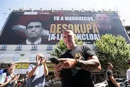 El líder de Desokupa, Dani Esteve, el día en el que la plataforma Desokupa ha desplegado una lona en Atocha contra el presidente del Gobierno – Diego Radamés – Europa Press