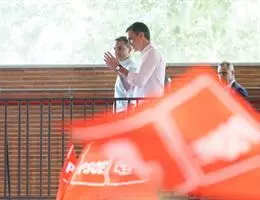 El secretario general del PSOE y presidente del Gobierno, Pedro Sánchez (d), y el líder del PSOE-M, Juan Lobato (i), a su llegada al acto de inicio de la campaña, en el Pabellón de Convenciones de la Casa de Campo de Madrid, a 6 de julio de 2023, en Madri – Eduardo Parra – Europa Press