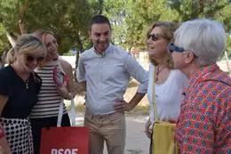 El secretario general del PSOE-M, Juan Lobato, mantiene un encuentro con vecinos de Alcorcón. - PSOE-M