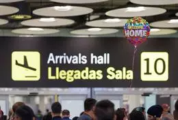 Un grupo de personas a su salida de la puerta de llegadas de la terminal T4 del aeropuerto de Adolfo Suárez-Madrid Barajas – Eduardo Parra – Europa Press – Archivo