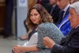 La presidenta de la Comunidad de Madrid, Isabel Díaz Ayuso, durante el acto de entrega de las Palomas de Bronce-Bomberos de Madrid, a 15 de agosto de 2023, en Madrid (España). – Ricardo Rubio – Europa Press