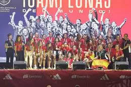 Las jugadoras de la selección española durante la celebración de la victoria en Madrid Río, a 21 de agosto de 2023, en Madrid (España). – José Ruiz – Europa Press