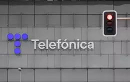 Un semáforo en rojo frente a la sede de Telefónica, a 28 de noviembre de 2023, en Madrid (España).