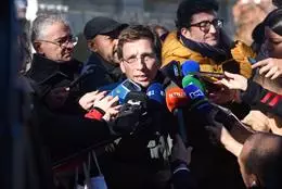 El alcalde de Madrid, José Luis Martínez-Almeida, ofrece declaraciones a los medios durante visita a la Puerta de Alcalá, en la plaza de la Independencia, a 20 de diciembre de 2023 en Madrid (España).