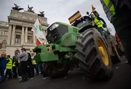 Un agricultor protesta sobre su tractor frente al Ministerio de Agricultura durante la decimosexta jornada de protestas de los tractores en las carreteras españolas, a 21 de febrero de 2024, en Madrid (España). – Eduardo Parra – Europa Press