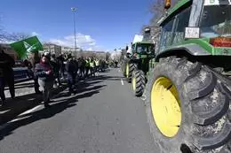 Una columna de tractores llega a la concentración de agricultores en el Ministerio de Agricultura – Alberto Ortega – Europa Press