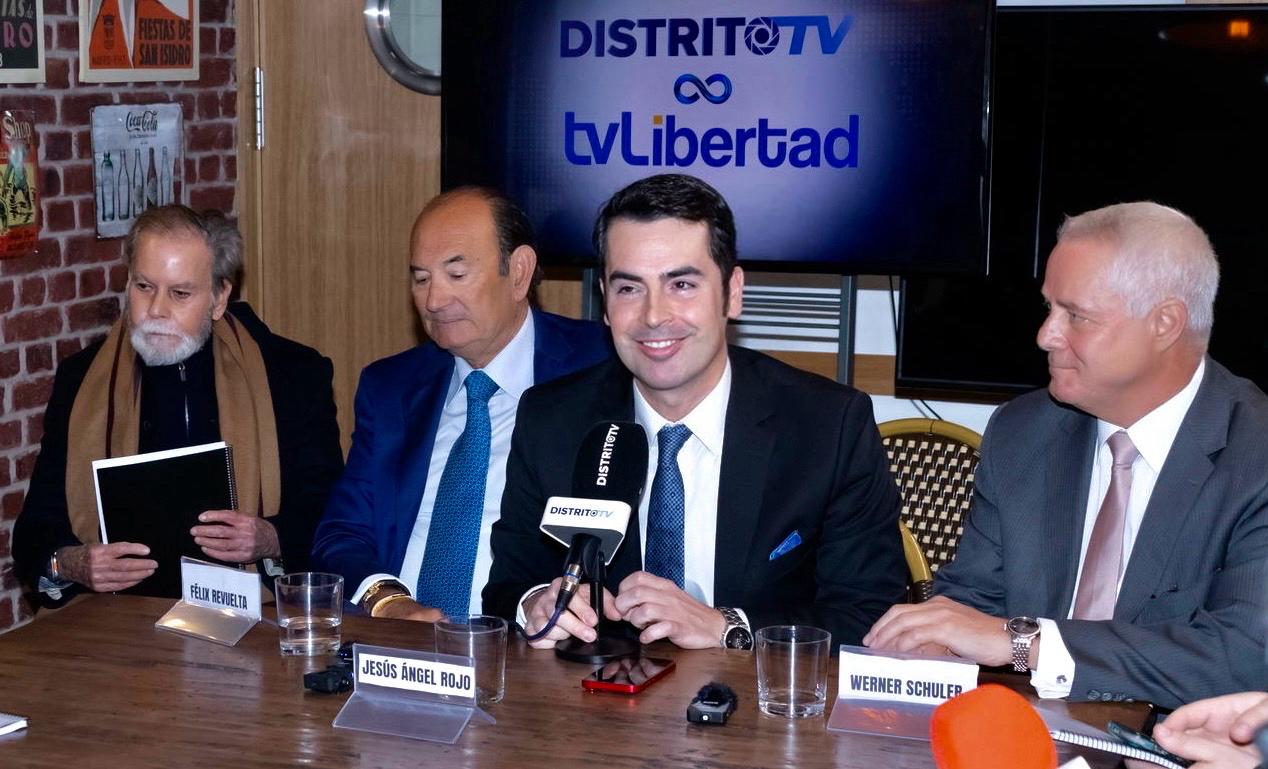 Día de la firma del acuerdo en exclusiva entre Distrito Tv y TV Libertad