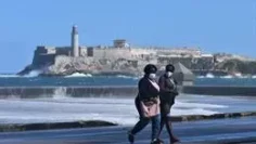 Archivo – Dos mujeres pasean en el Malecón de La Habana – ZHU WANJUN / XINHUA NEWS / CONTACTOPHOTO – Archivo