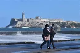 Archivo – Dos mujeres pasean en el Malecón de La Habana – ZHU WANJUN / XINHUA NEWS / CONTACTOPHOTO – Archivo