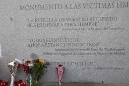 Ramos de flores en el monumento a las víctimas del 11-M en la estación de tren de El Pozo, uno de los lugares del atentado en Madrid – Jesús Hellín – Europa Press – Archivo