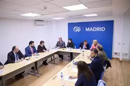 La presidenta de la Comunidad de Madrid y presidenta del PP de Madrid, Isabel Díaz Ayuso (5i); el secretario general del PP de Madrid, Alfonso Serrano (6i), y la vicealcaldesa de Madrid y delegada de Seguridad y Emergencias, Inma Sanz (7i), durante el Com - Jesús Hellín - Europa Press