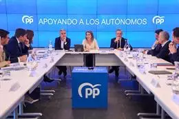 La secretaria general del PP, Cuca Gamarra, el vicesecretario de Política Autonómica del partido, Elías Bendodo, y el vicesecretario de Economía del PP, Juan Bravo, se reúnen con consejeros de Empleo del PP. - DIEGO PUERTA (PP)