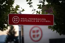 Archivo – Cartel de la sede de la Real Federación Española de Fútbol (RFEF). – Diego Radamés – Europa Press – Archivo